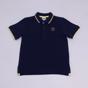 Chemise azul marina manga corta con rayas amarillas en mangas y cuello, con una tortuga bordada YM109676