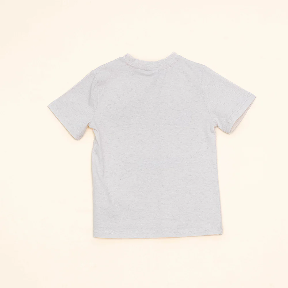 Franela Color Hueso de Algodón con Gráfico de Carrera para Niño YM109861 - Imagen 2