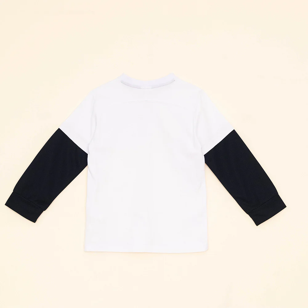 Franela Blanca de Algodón con Mangas Negras y Gráfico en el Bolsillo para Niño YM109856 - Imagen 2