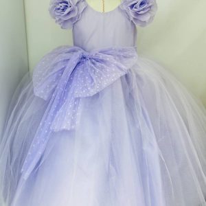 Vestido de niña para fiesta en color lila con rosas en los hombros y moño de tul